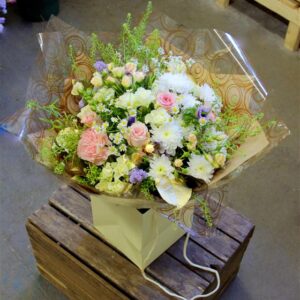 Margaret Raymond Florist Heart of Gold flower arrangement in country style with peach and white